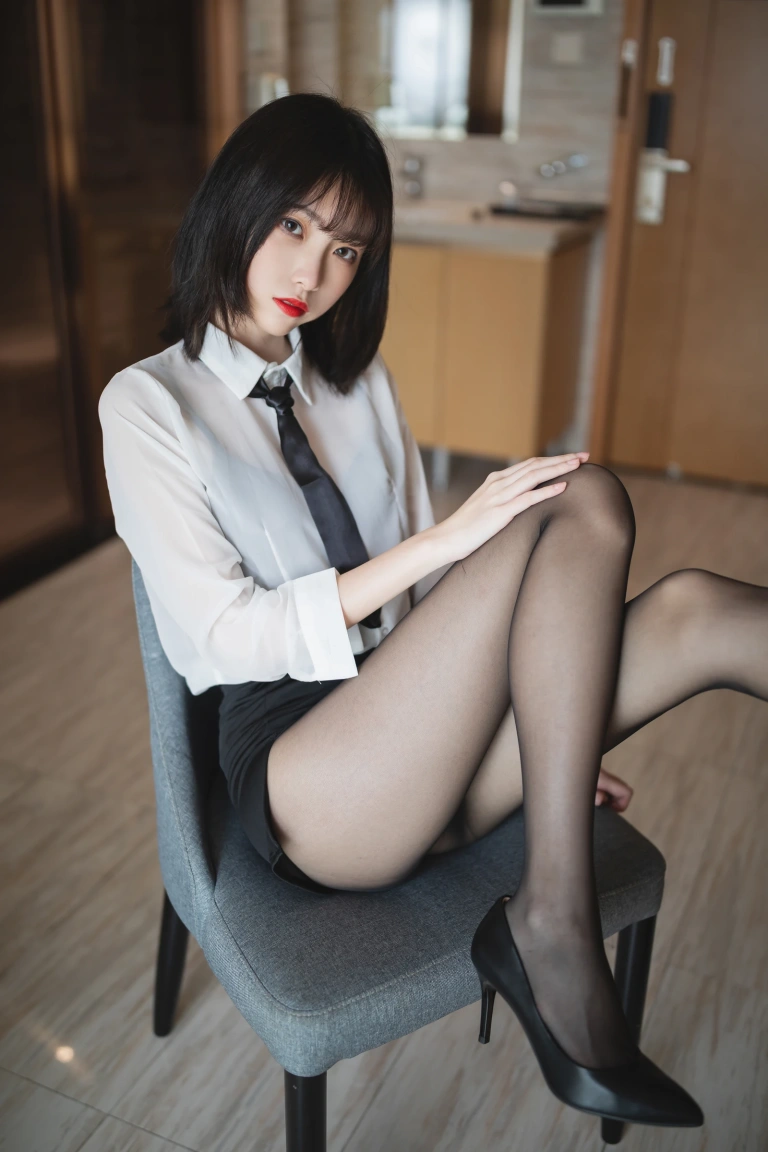 许岚《OL制服》主题写真：41张全套美图