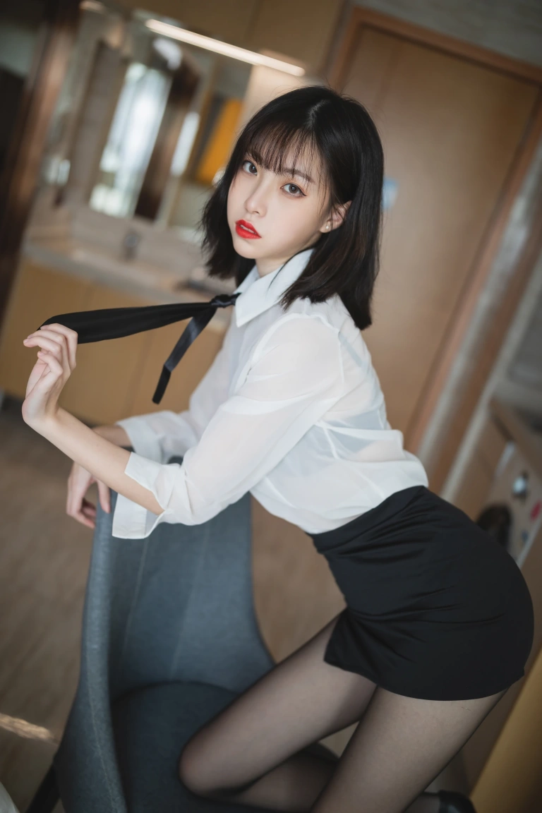 许岚《OL制服》主题写真：41张全套美图