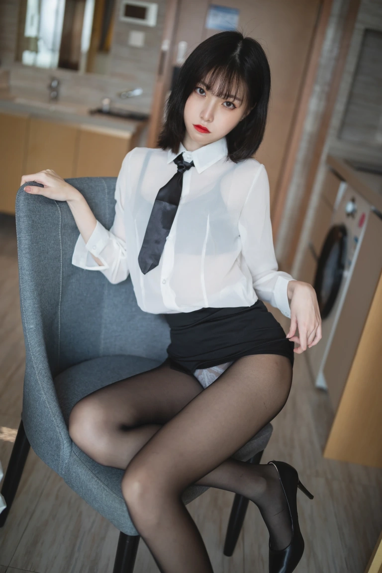 许岚《OL制服》主题写真：41张全套美图