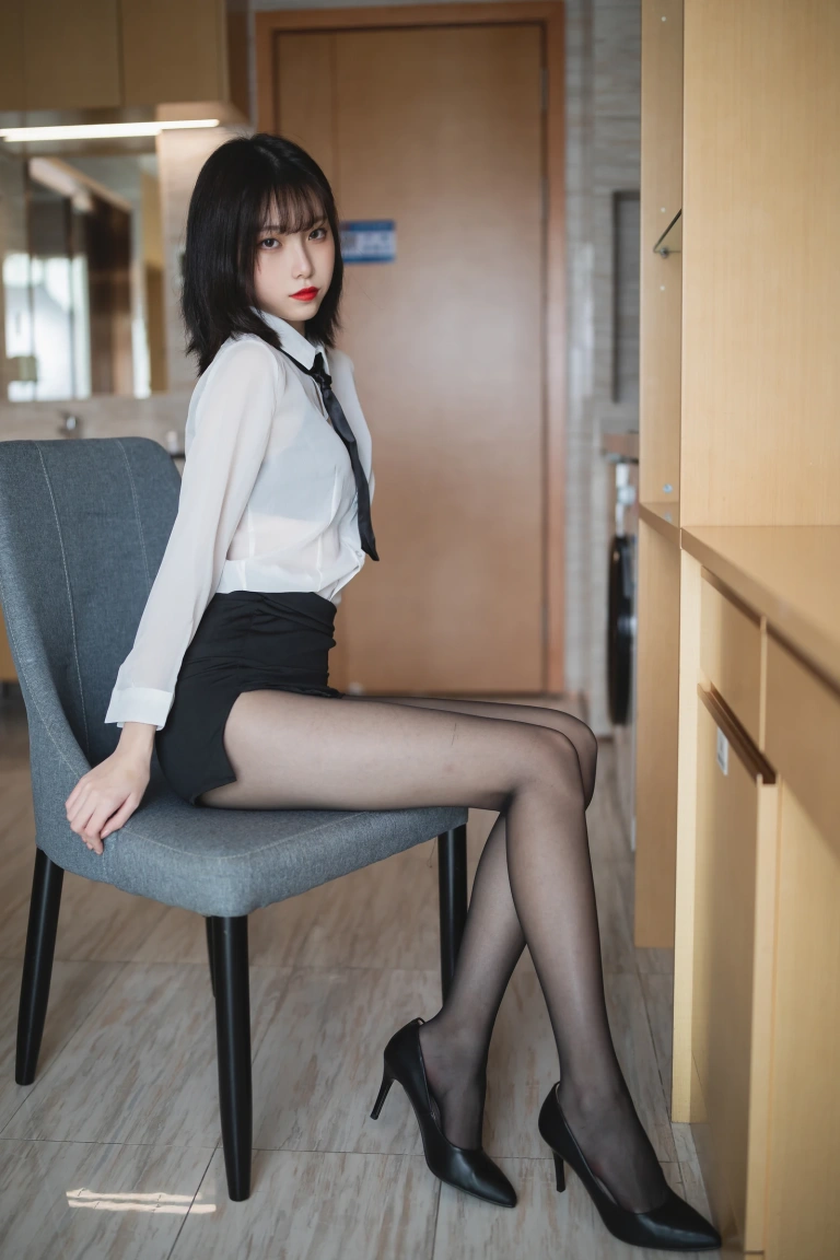 许岚《OL制服》主题写真：41张全套美图