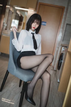 许岚《OL制服》主题写真：41张全套美图