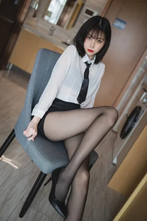 许岚《OL制服》主题写真：41张全套美图