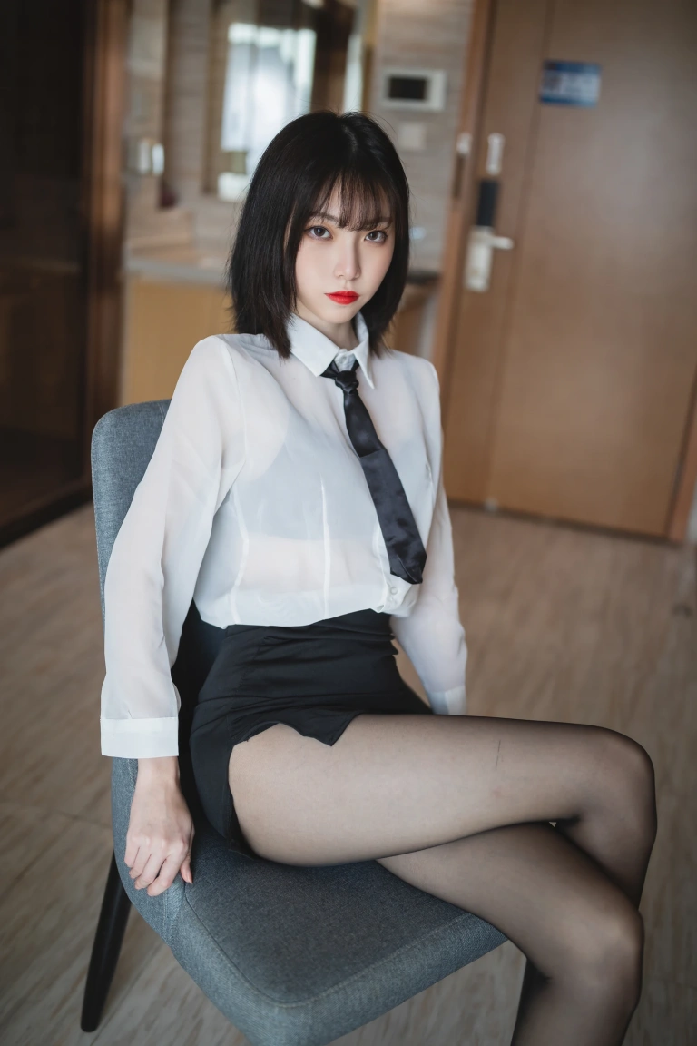 许岚《OL制服》主题写真：41张全套美图
