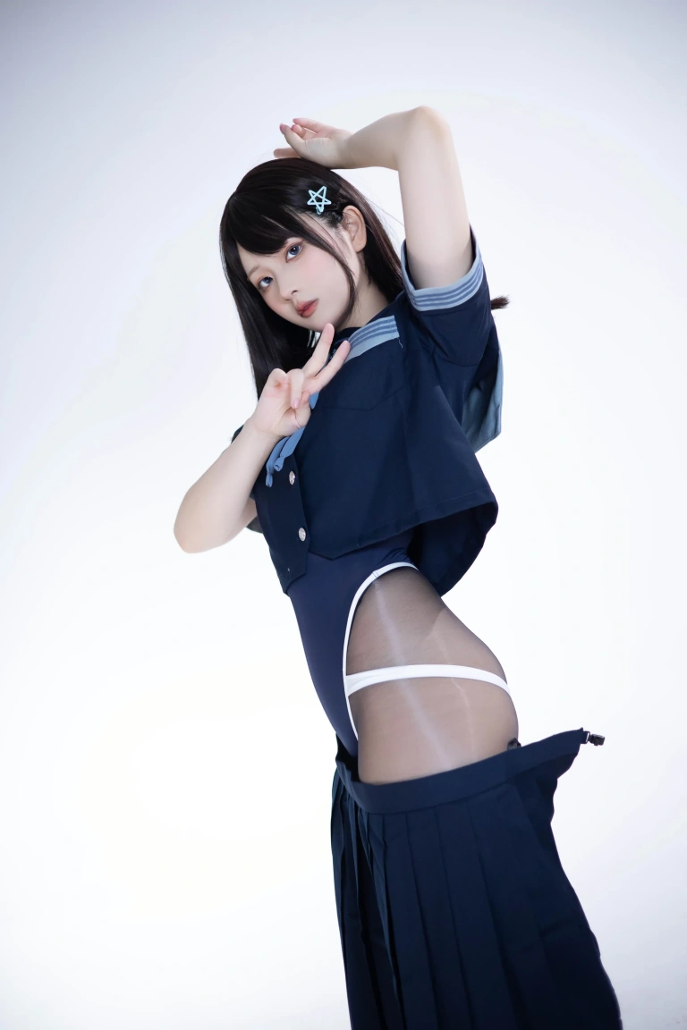 屿鱼《竞泳》主题写真：28张全套美图