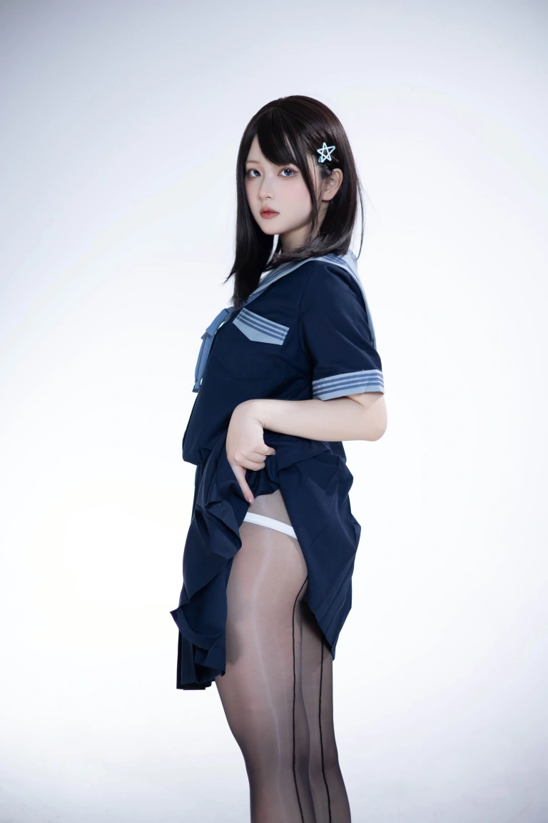 屿鱼《竞泳》主题写真：28张全套美图