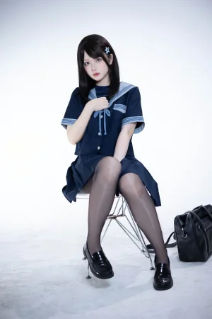 屿鱼《竞泳》主题写真：28张全套美图