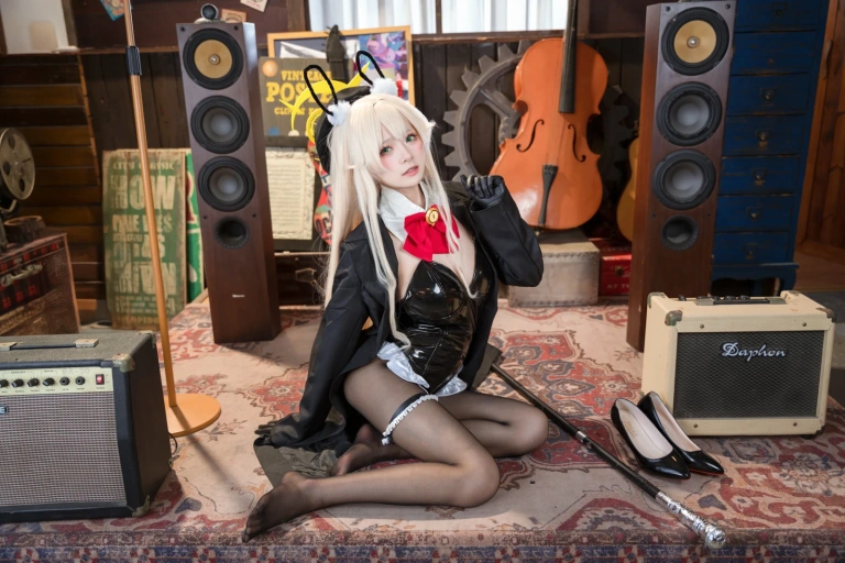 九柒喵《蔚蓝档案 笑面教授兔女郎》主题写真：36张全套美图