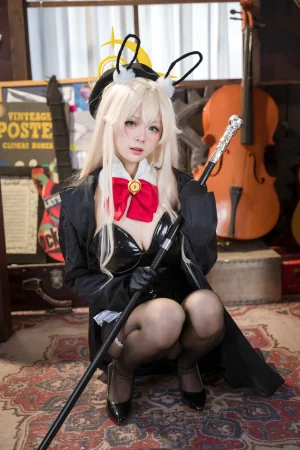 九柒喵《蔚蓝档案 笑面教授兔女郎》主题写真：36张全套美图