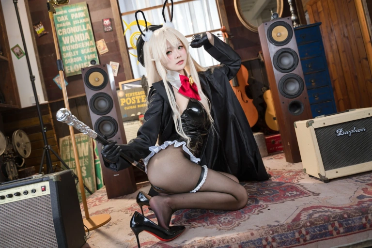 九柒喵《蔚蓝档案 笑面教授兔女郎》主题写真：36张全套美图