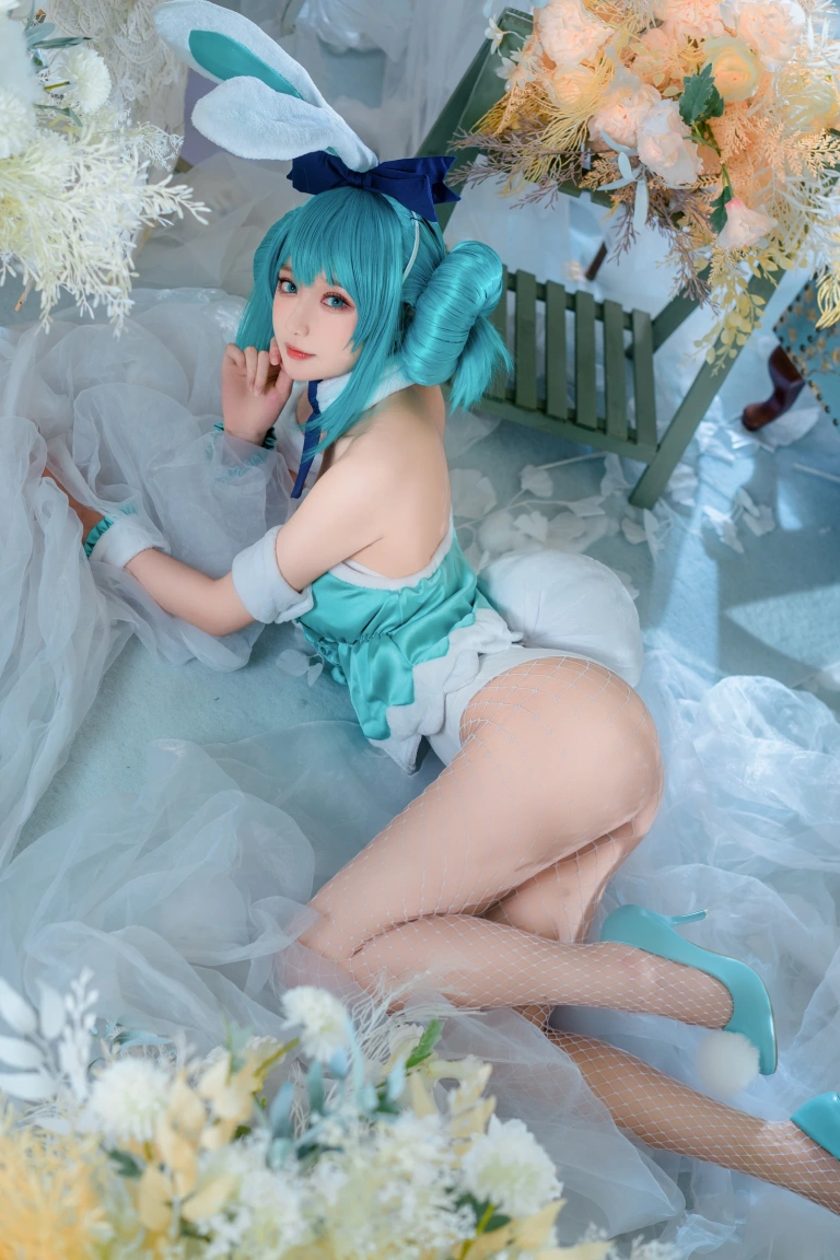 阿包也是兔娘《白兔Miku》主题写真：28张全套美图