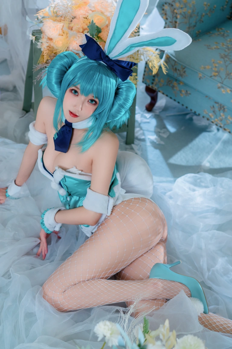 阿包也是兔娘《白兔Miku》主题写真：28张全套美图