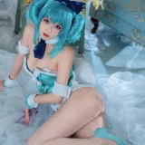 阿包也是兔娘《白兔Miku》主题写真：28张全套美图