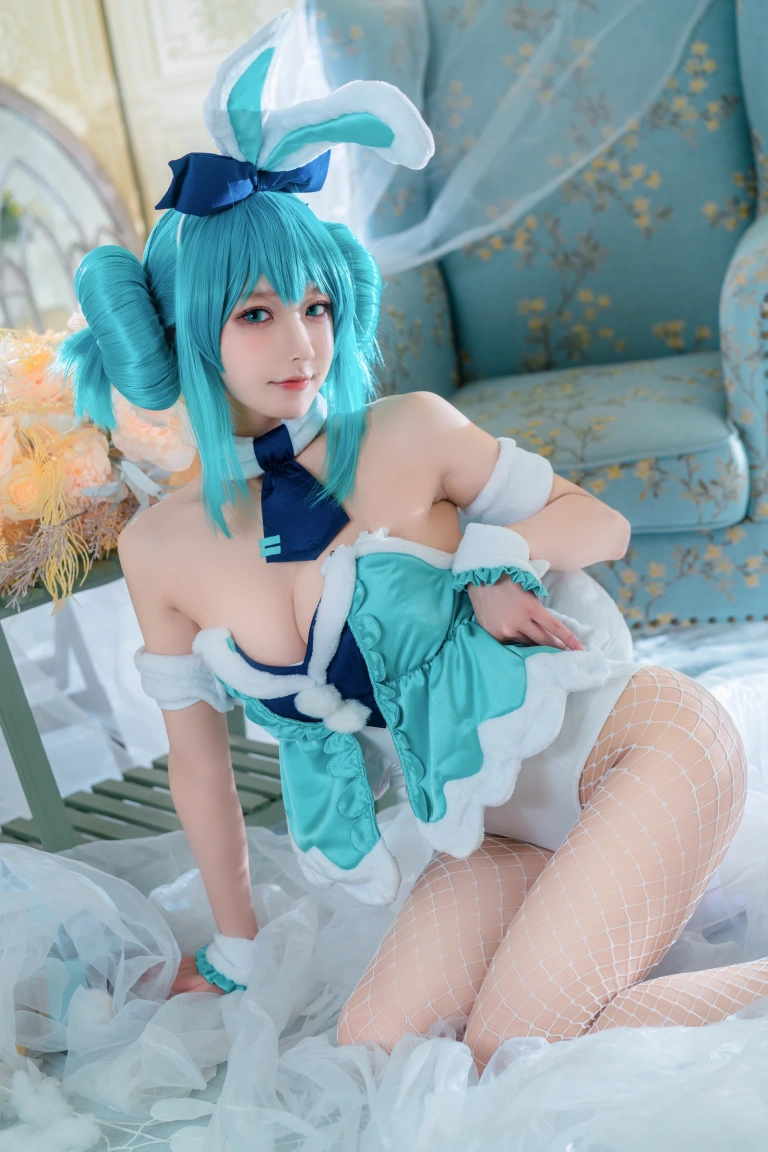 阿包也是兔娘《白兔Miku》主题写真：28张全套美图
