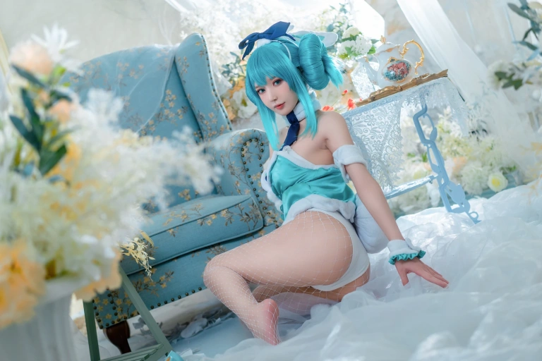 阿包也是兔娘《白兔Miku》主题写真：28张全套美图