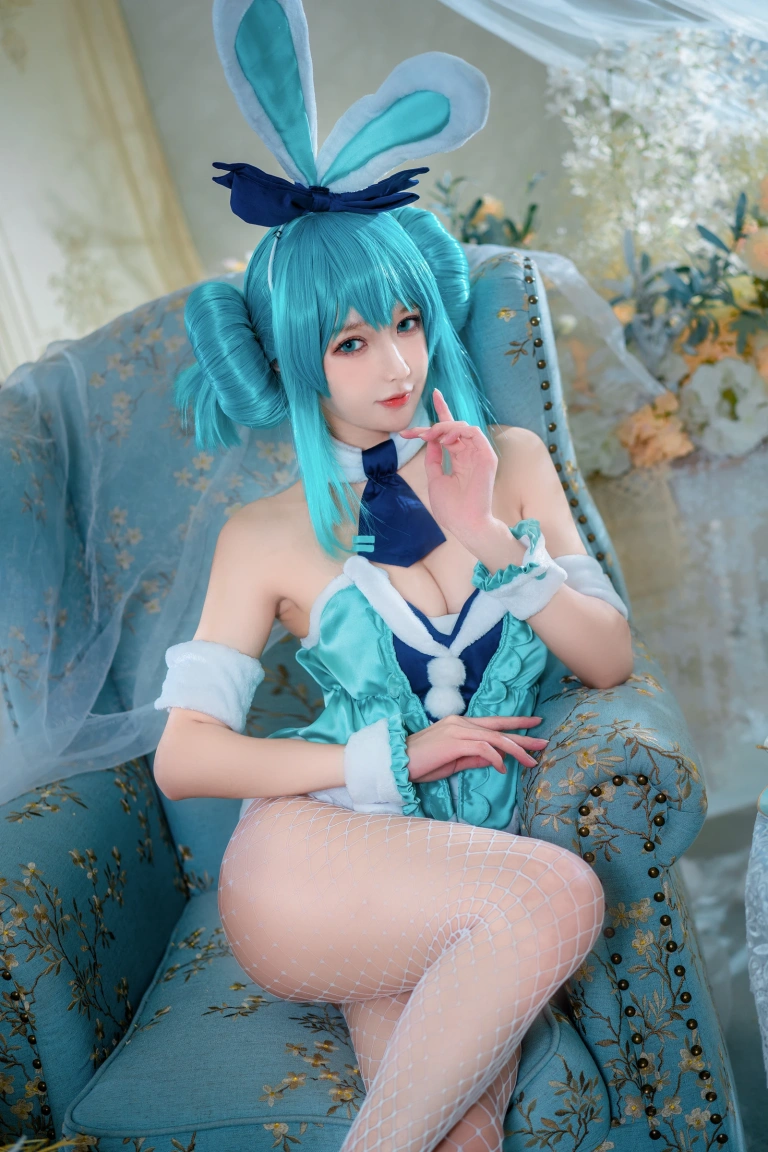 阿包也是兔娘《白兔Miku》主题写真：28张全套美图