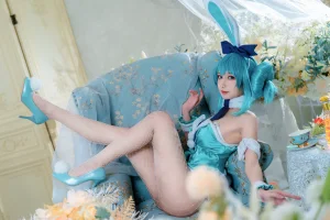 阿包也是兔娘《白兔Miku》主题写真：28张全套美图