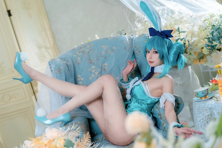 阿包也是兔娘《白兔Miku》主题写真：28张全套美图