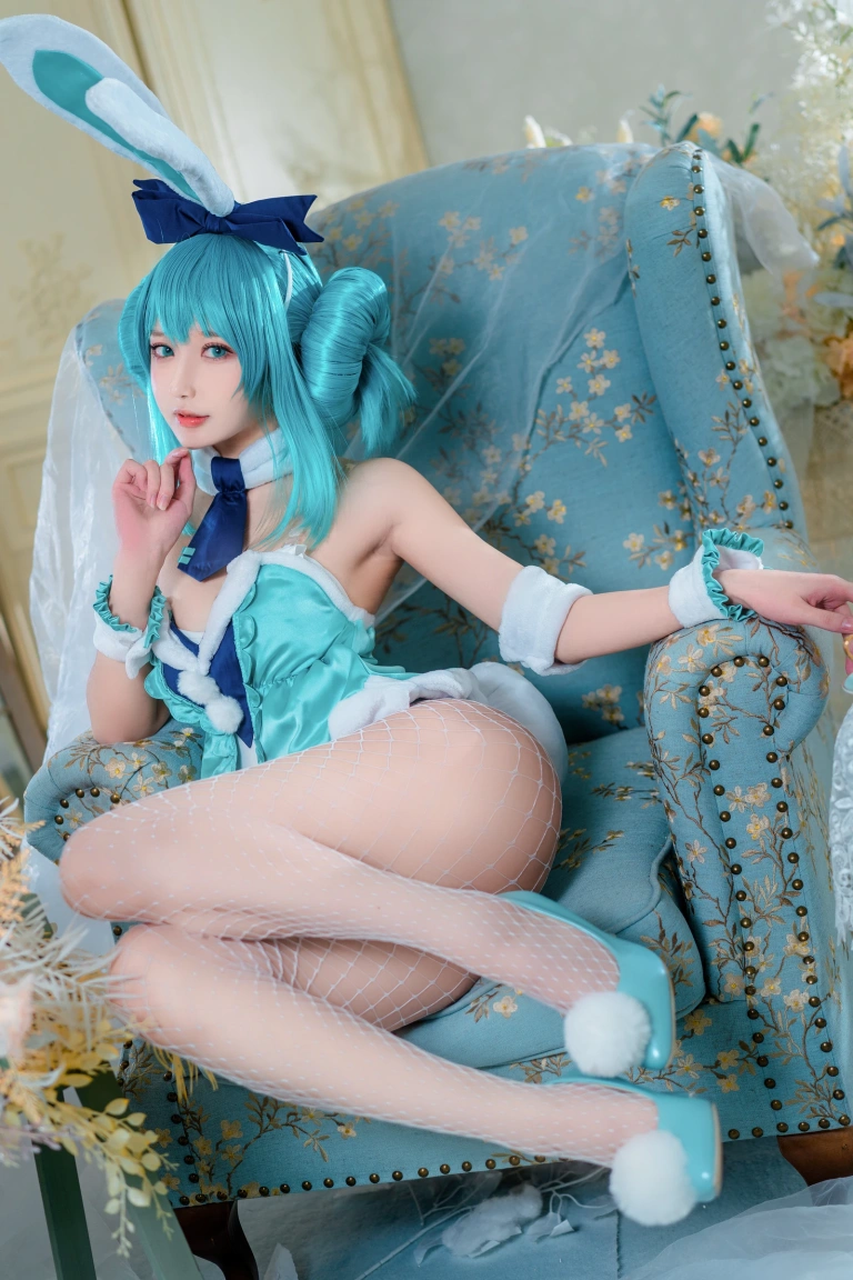 阿包也是兔娘《白兔Miku》主题写真：28张全套美图