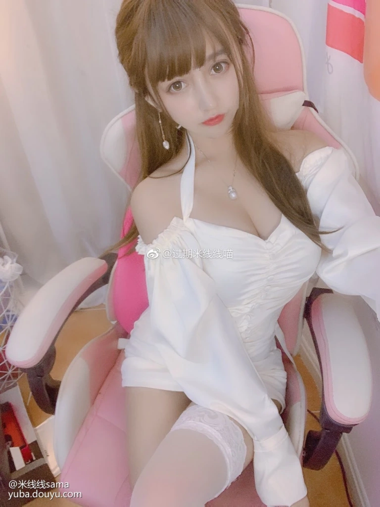 过期米线线喵《米线鱼吧》主题写真：16张全套美图