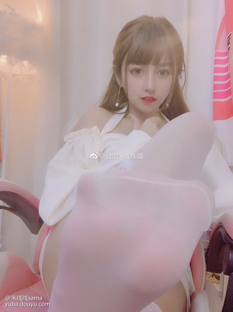 过期米线线喵《米线鱼吧》主题写真：16张全套美图