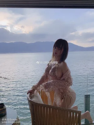 过期米线线喵《米线鱼吧》主题写真：16张全套美图