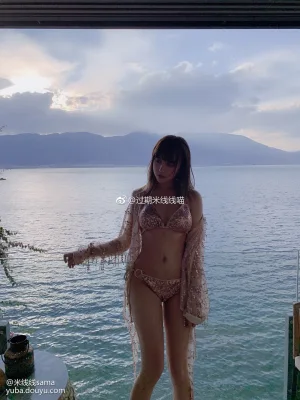 过期米线线喵《米线鱼吧》主题写真：16张全套美图