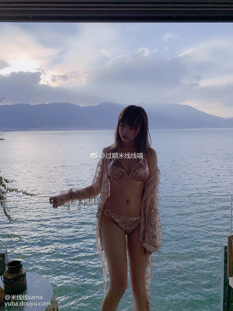 过期米线线喵《米线鱼吧》主题写真：16张全套美图