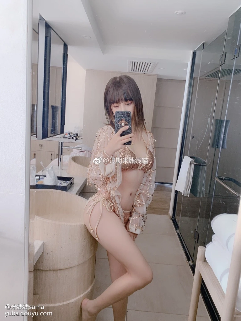 过期米线线喵《米线鱼吧》主题写真：16张全套美图