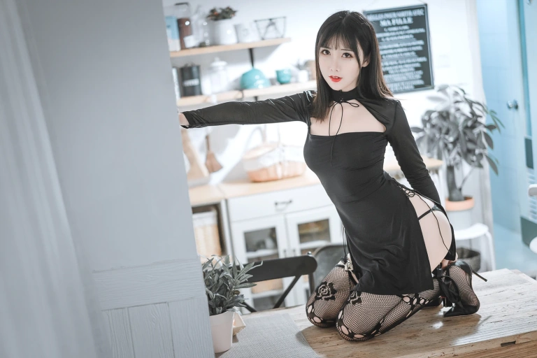 面饼仙儿《黑蛇袜》主题写真：39张全套美图