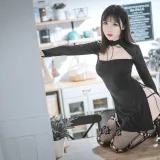 面饼仙儿《黑蛇袜》主题写真：39张全套美图
