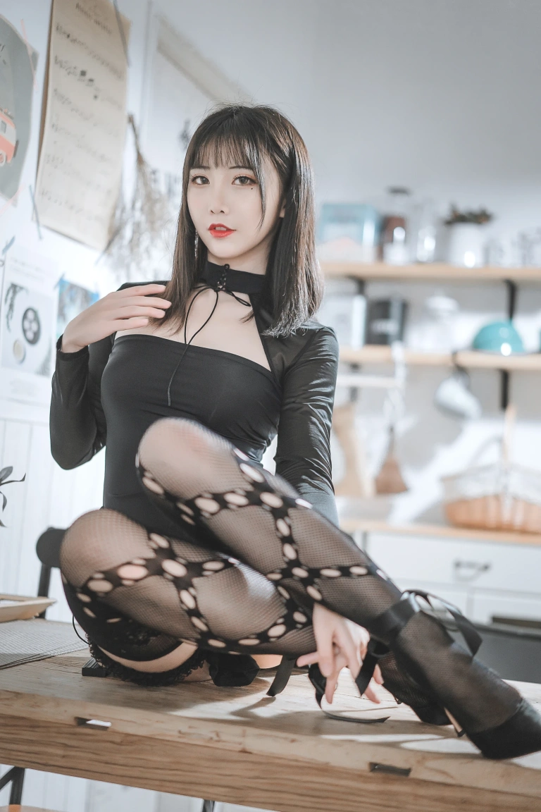 面饼仙儿《黑蛇袜》主题写真：39张全套美图