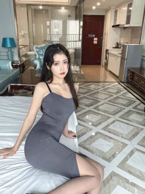 不呆猫《灰丝御姐》主题写真：40张全套美图，含2个视频