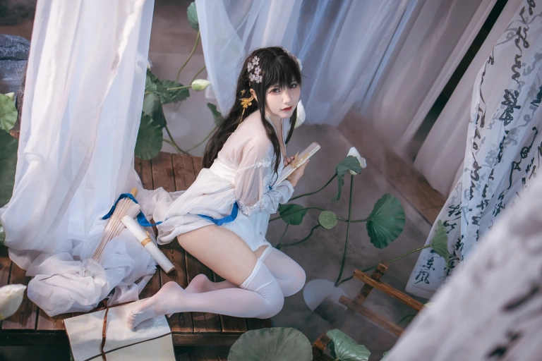 是一只熊仔《逸仙》主题写真：50张全套美图