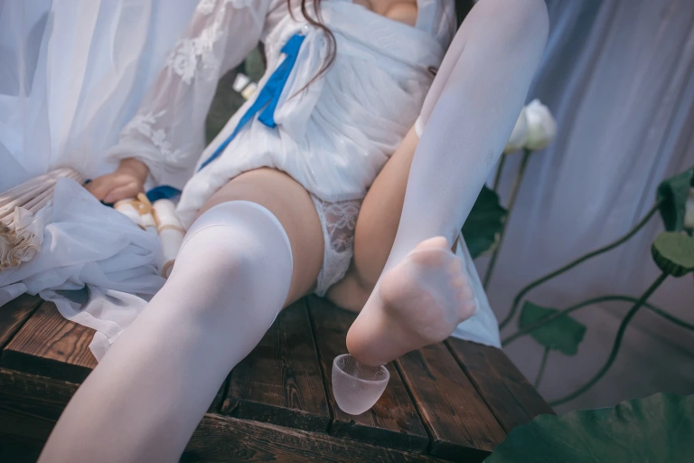 是一只熊仔《逸仙》主题写真：50张全套美图