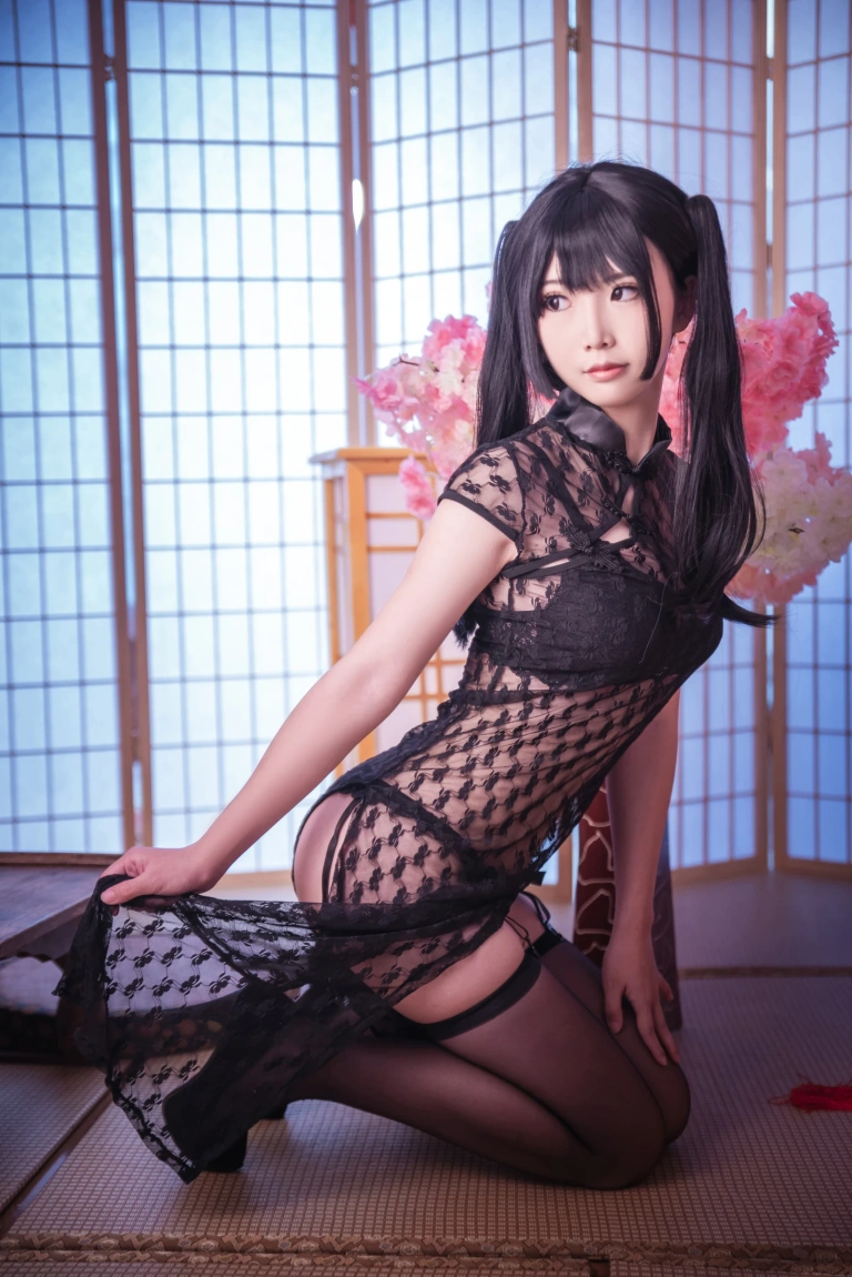 面饼仙儿《黑丝情趣旗袍》主题写真：21张全套美图