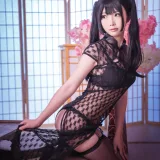 面饼仙儿《黑丝情趣旗袍》主题写真：21张全套美图