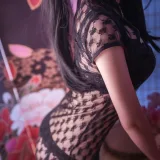面饼仙儿《黑丝情趣旗袍》主题写真：21张全套美图