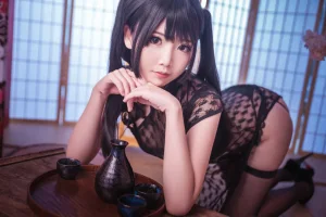 面饼仙儿《黑丝情趣旗袍》主题写真：21张全套美图