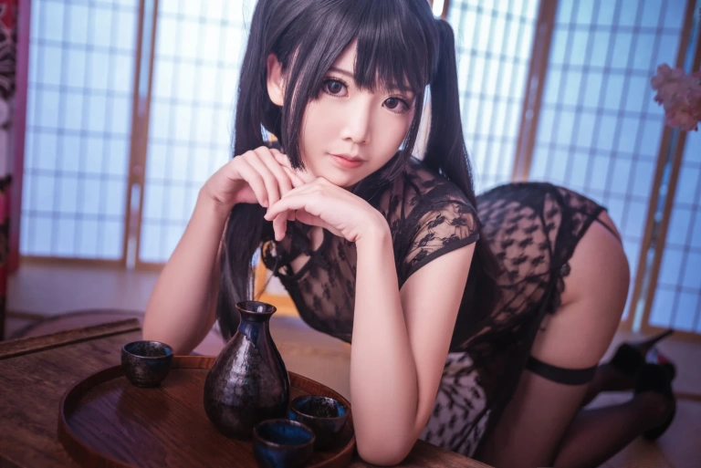 面饼仙儿《黑丝情趣旗袍》主题写真：21张全套美图