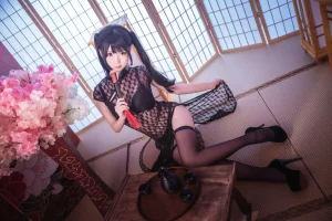 面饼仙儿《黑丝情趣旗袍》主题写真：21张全套美图