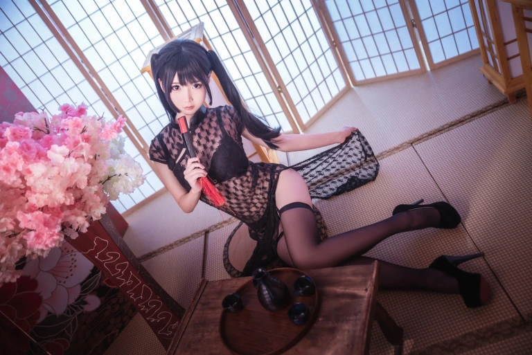 面饼仙儿《黑丝情趣旗袍》主题写真：21张全套美图