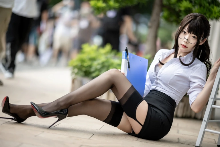 香草喵露露《丝袜西装诱惑》主题写真：25张全套美图