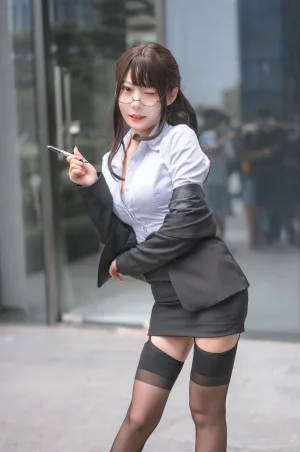 香草喵露露《丝袜西装诱惑》主题写真：25张全套美图