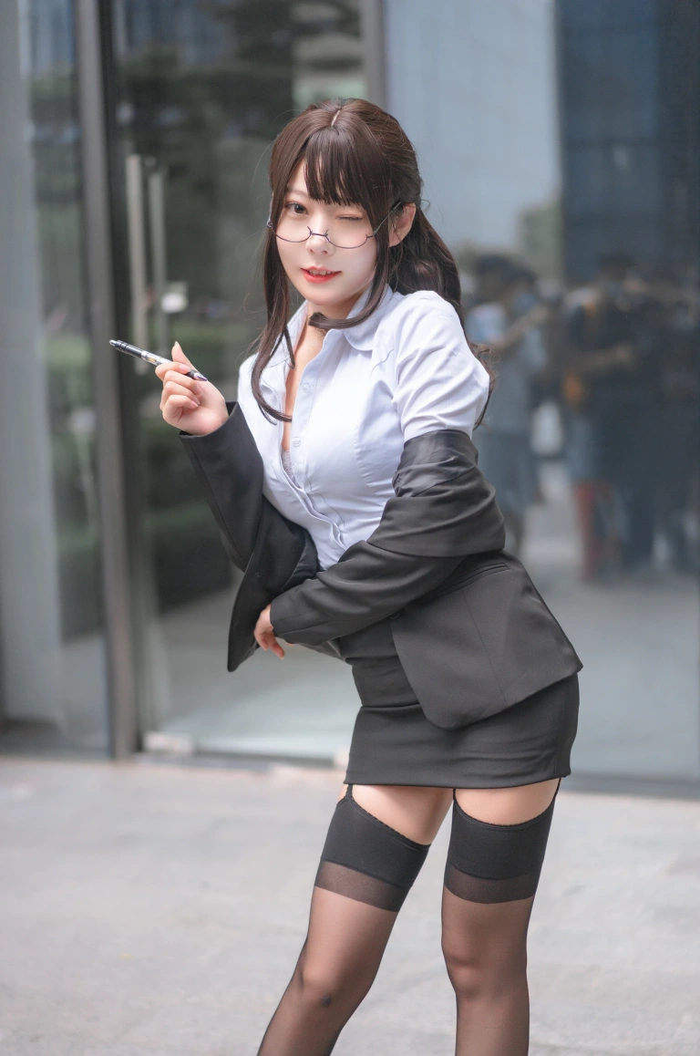 香草喵露露《丝袜西装诱惑》主题写真：25张全套美图