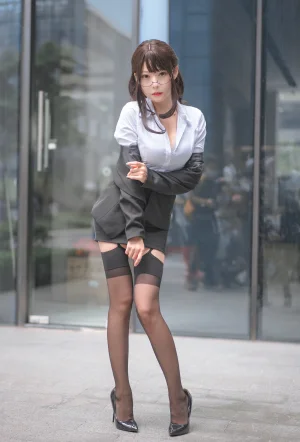香草喵露露《丝袜西装诱惑》主题写真：25张全套美图