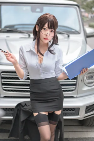 香草喵露露《丝袜西装诱惑》主题写真：25张全套美图