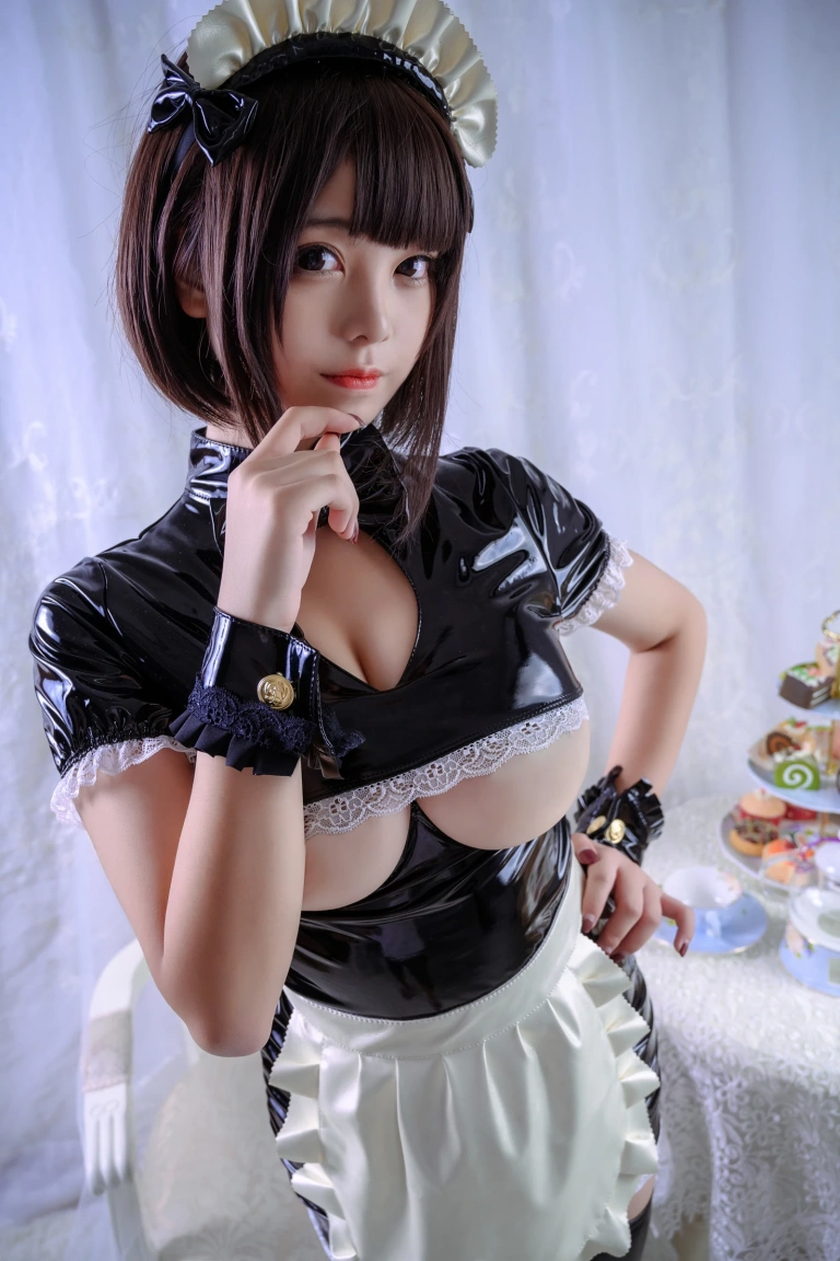 蜜汁猫裘《漆皮女仆》主题写真：33张全套美图