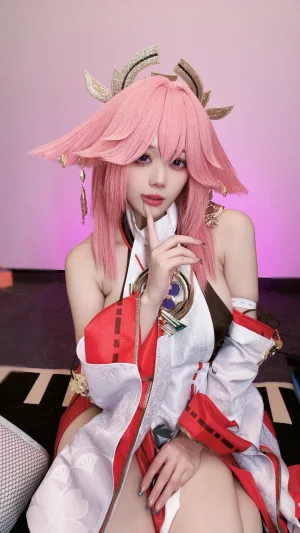九言《八重神子自拍》主题写真：35张全套美图，含5个视频