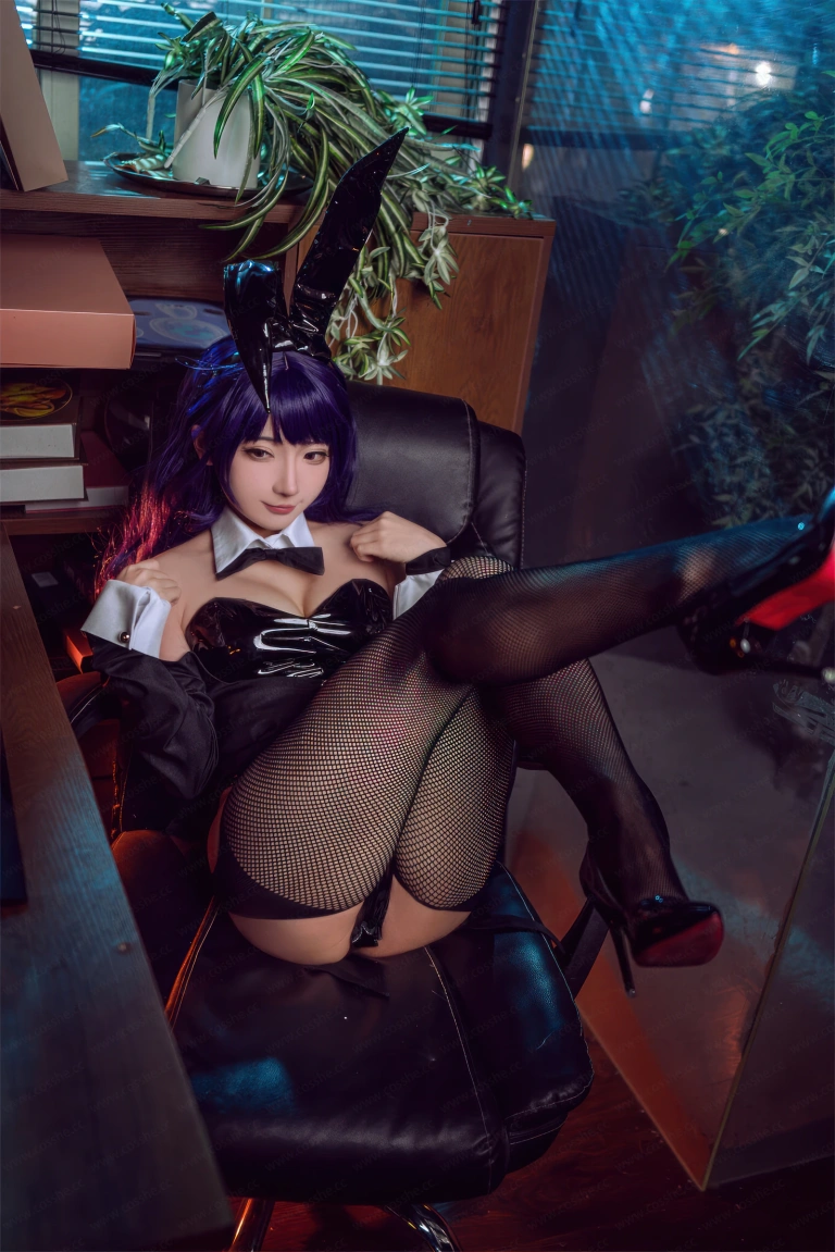是三不是世《喜多川海梦紫发兔女郎》主题写真：59张全套美图