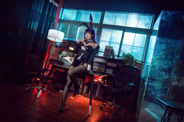 是三不是世《喜多川海梦紫发兔女郎》主题写真：59张全套美图